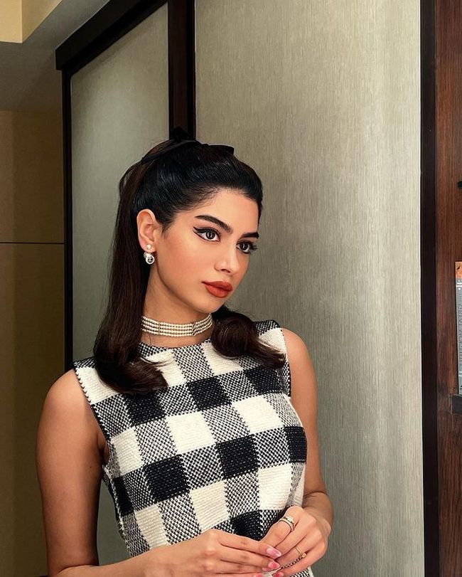 Ultra Glamorous Clicks Of Khushi Kapoor